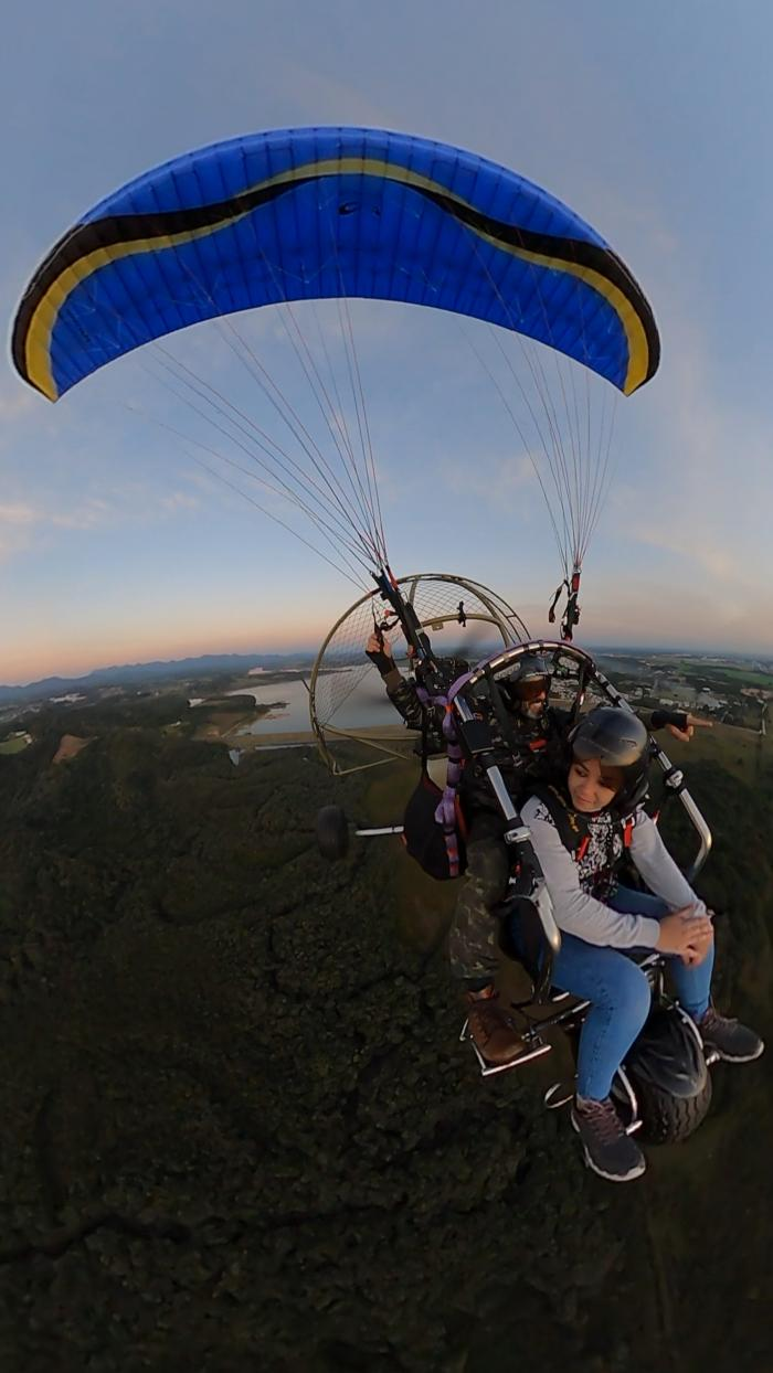 Vela azul e passageiros em voo na fotografia pública da 4Rotas